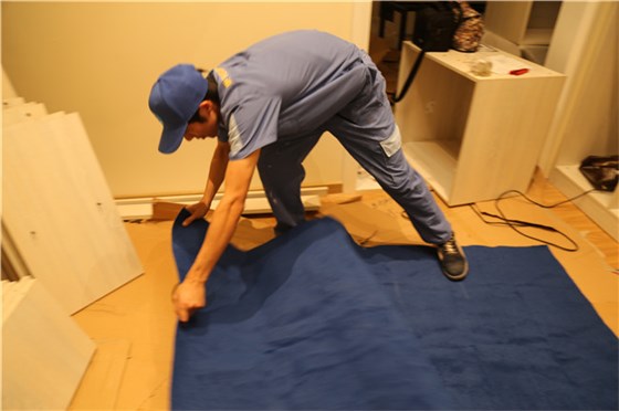 左右手家具安裝周師傅按照公司服務要求，鋪好地毯