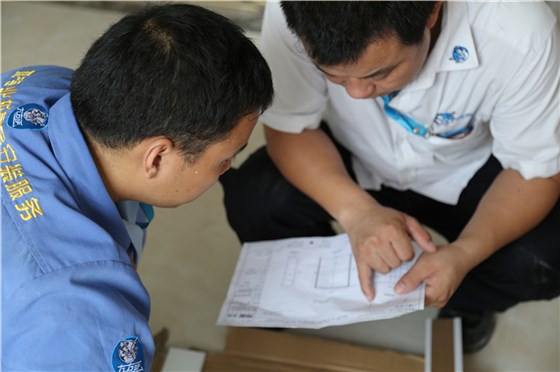 家具安裝過程中，左右手安裝師傅默契的配合