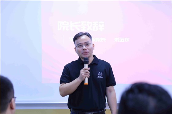 左右手深圳商學院朱遠東校長 左右手深圳商學院朱遠東校長