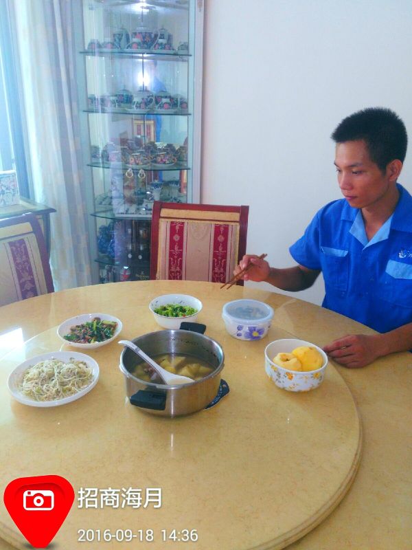 業主為表達感謝，請家具安裝師傅在家吃飯