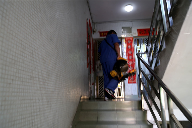 沒有電梯，家具安裝師傅扛著重重的工具爬樓梯