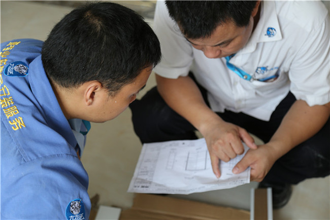 家具維修現場，家具維修工與管理者正在探討維修問題