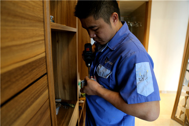 左右手家具安裝師傅正在進行家具保養前的準備