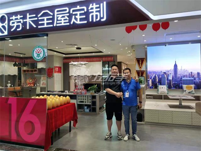 不到2年的時間，他拿下了當地十幾個知名商家的訂單